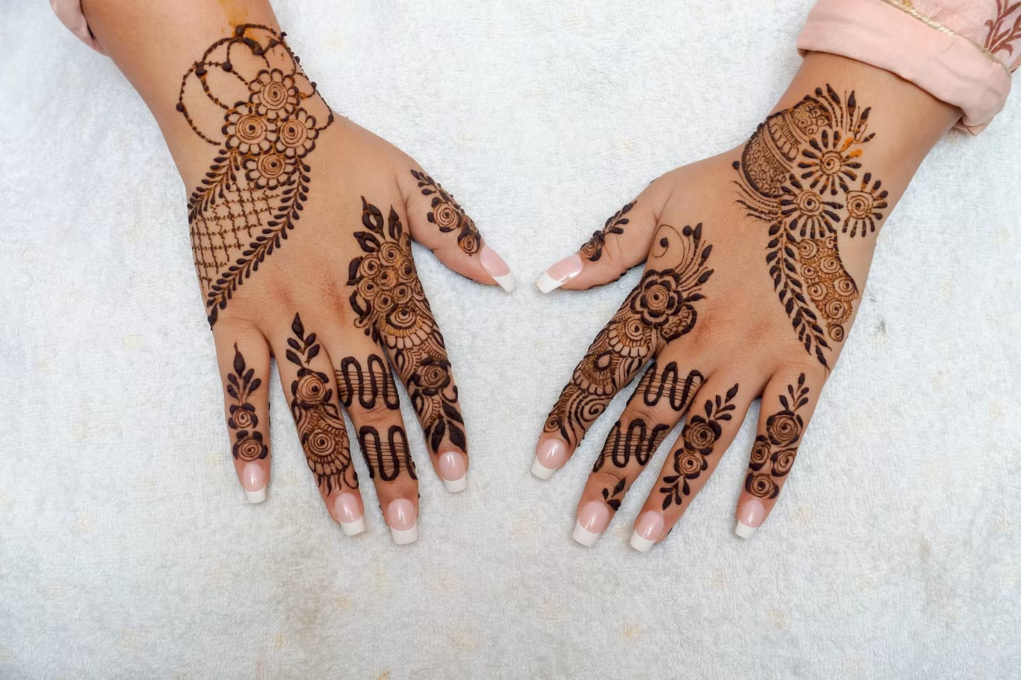 Sifting organic henna powder